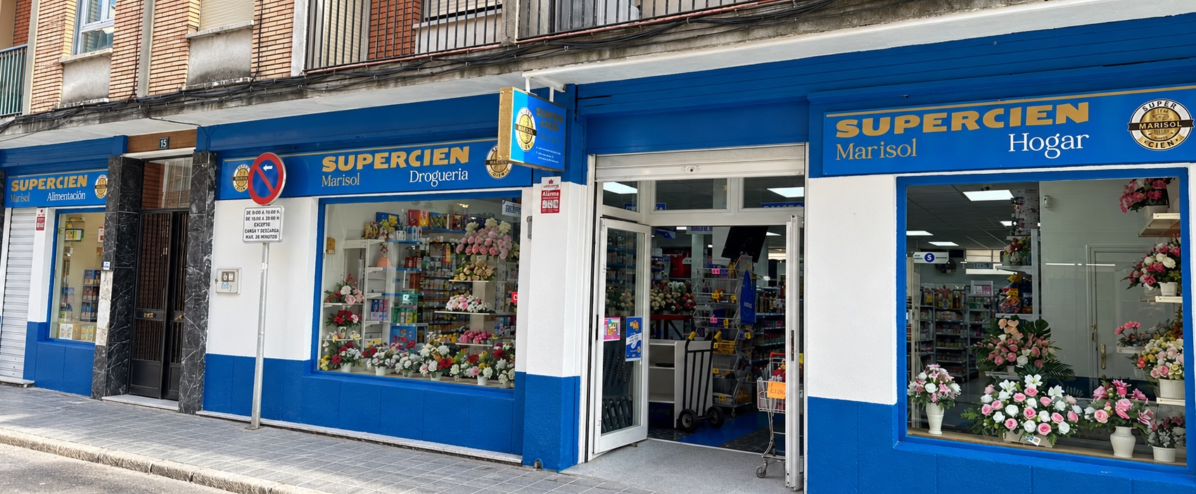Fachada azul de Super Cien Marisol en la calle Elisa Muñoz