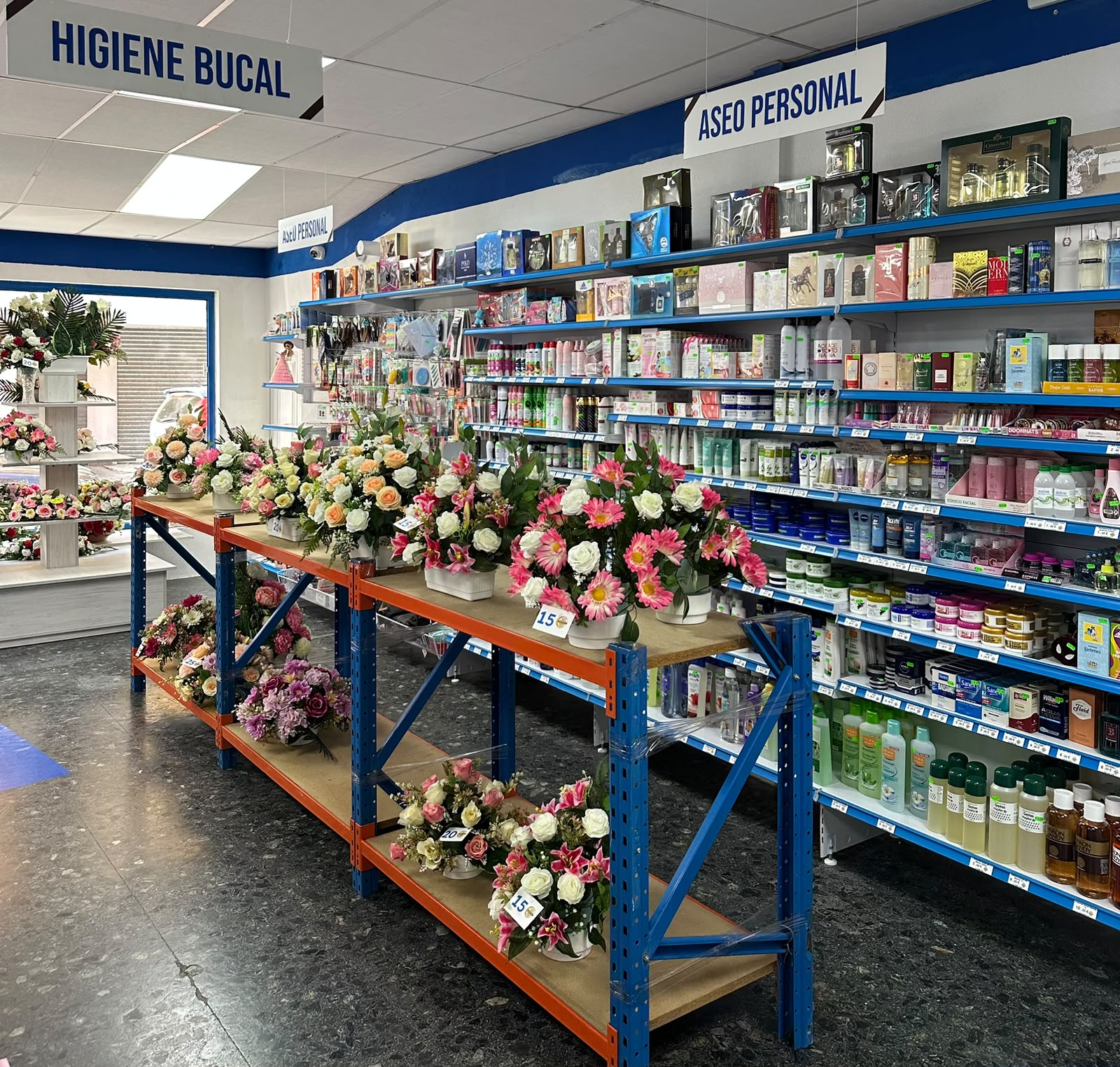 Flores y productos de cuidado personal en la tienda Super Cien